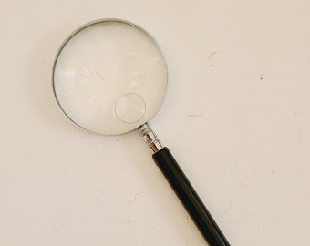 Vintage circa 2000 quality magnifying glass by Spi 2.5x plus 5x power nice glass, no scratches 3" glass marked Japan