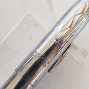 Peut inclure: Un stylo argent&eacute; avec un design textur&eacute; et un clip sur le c&ocirc;t&eacute;. Le stylo porte la gravure "Fayco" sur le c&ocirc;t&eacute;.