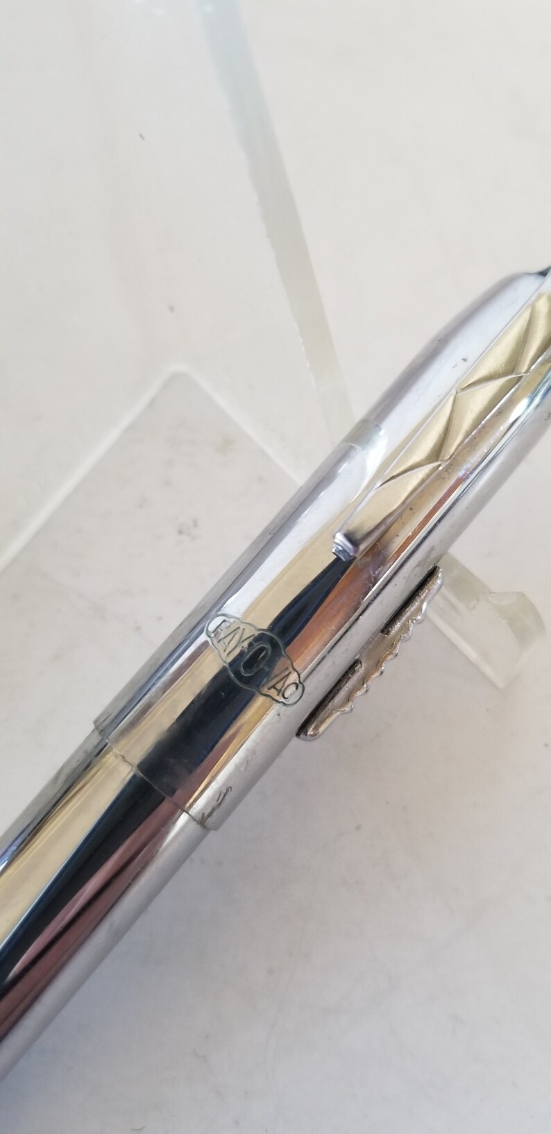 Peut inclure: Un stylo argent&eacute; avec un design textur&eacute; et un clip sur le c&ocirc;t&eacute;. Le stylo porte la gravure "Fayco" sur le c&ocirc;t&eacute;.