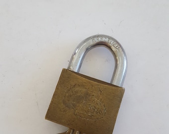 Candado Corbin vintage de latón con llave, años 70, fabricado en Italia.