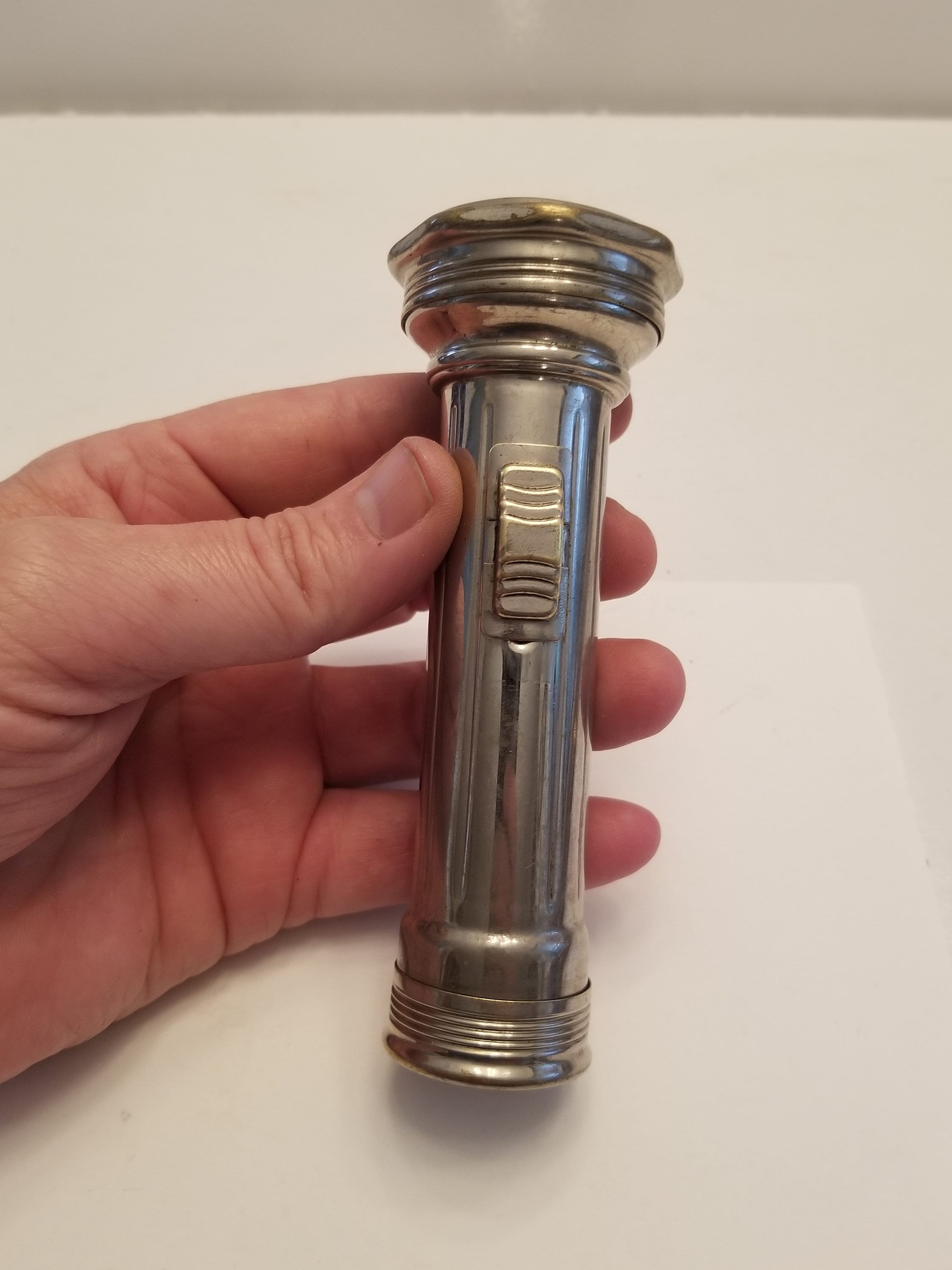 modèle 3D de Lampe de poche vintage style militaire olive