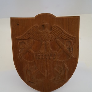 Vintage circa 1950&#39;s United States Navy Officer&#39;s crest crossed anchors and eagle carved wood desk plaque