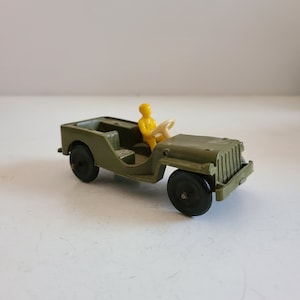 Vintage 1950&#39;s Thomas Toy Army plastic toy Jeep, 1 soldier,missing folding windshield.
