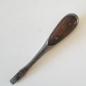 Vintage 1920&#39;s &quot;4&quot; Perfect Handle style screwdriver, nice condition chipped handle one side, marked Germany