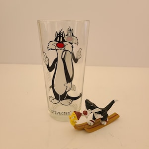 Vintage 1973 Warner Bros Pepsi Collector glass features Sylvester clean graphics, nice condition no fading includes vinyl toy with Tweety