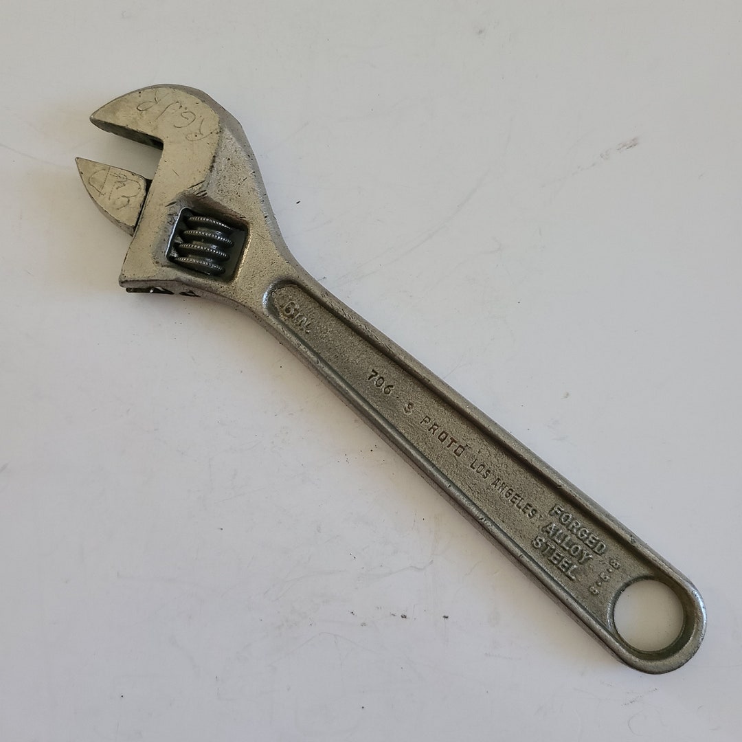 Proto crescent outlet