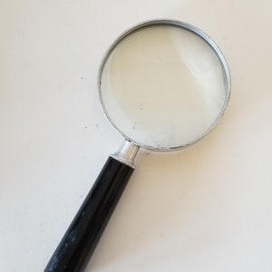Vintage 1960&#39;s Japanese magnifying glass,  plastic handle 2 1/2&quot; glass, 5 3/8&quot; long, aluminum frame with dents no chips light scratches