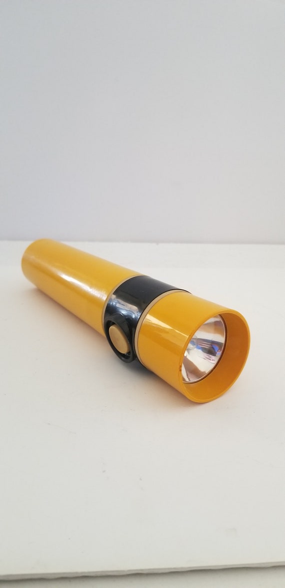Lampe de poche jaune Eveready vintage des années 1980 - France Lampe de poche jaune Eveready vintage des années 1980 - France