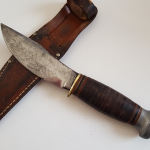 Vintage 1950&#39;s Marble&#39;s Woodcraft 4 1/4&quot; small skinning knife, original sheath, Gladstone MI,USA blade needs some help.