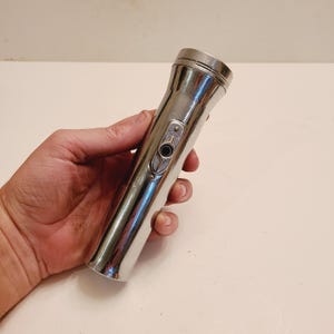Vintage 1939 Eveready model 2251 chrome version 2 D cell flashlight, good working condition,