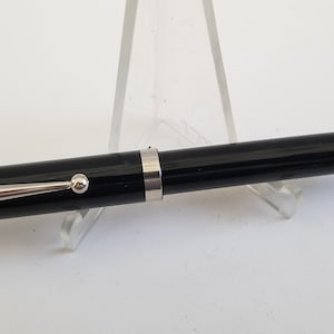 Vintage Sheaffer fountain pen, black calligraphy Bold Italic nib, 1970&#39;s to 1980&#39;s cartridge type nice condition as found.