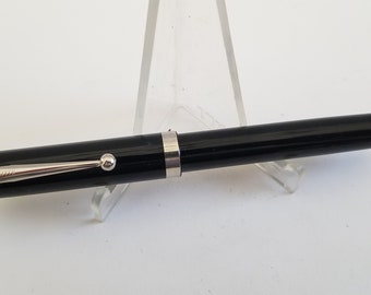 Vintage Sheaffer fountain pen, black calligraphy Bold Italic nib, 1970's to 1980's cartridge type nice condition as found.