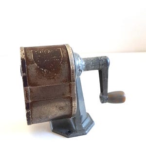 Vintage 1920&#39;s Automatic Pencil Sharpener Co. &quot;Chicago&quot; 1 pencil hole, metal with metal shavings holder, wood knob, original