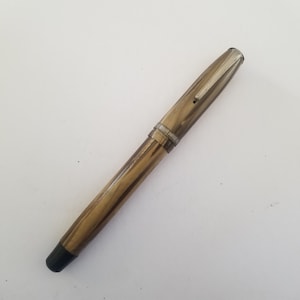 Vintage early 1940&#39;s Wearever Deluxe 100 fountain pen damaged iridium nib, nice celluloid caramel color black double jewel gold band & clip