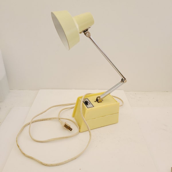 Vintage Mobilite desk lamp, off white plastic base, cantilever armature chrome arm with a Lo/Hi setting, pliable cord non-polarized plug