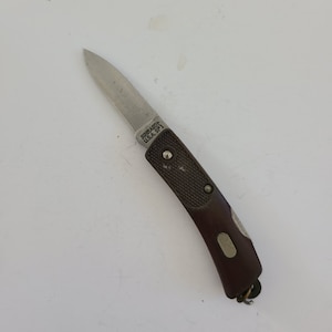 Vintage circa mid 1990&#39;s Schrade+ SP-1 Nighthawk keyring folding lockback knife, red high impact handle, super sharp.