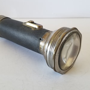 Vintage 1924 Hylite Flashlight,  takes 2 D cell batteries that are not included, ribbed Vulcanite with walleye lens, working condition