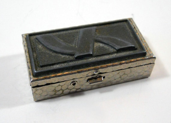 Small vintage pill box, snuff box, hammered desig… - image 1