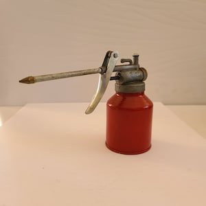 Vintage circa 1970&#39;s pump oiler, believe it&#39;s an 8oz size, highly engineered unmarked good clean condition