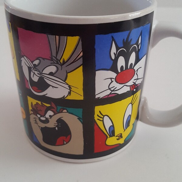 Vintage 1993 Warner Brothers characters coffee mug, Bugs Bunny, Tweety Pie, Sylvester, Tasmanian Devil, The Roadrunner, Wile E Coyote