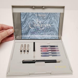 Vintage 1994 Parker fountain pen, cartridge style caligraphy black on black Made in the UK unknown working condition date code I