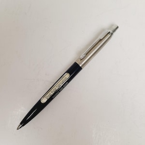 Vintage pre1979 undated Parker Jotter ballpoint pen blue body, arrow clip no logo on plunger so likely after 1974, brass threads advertising