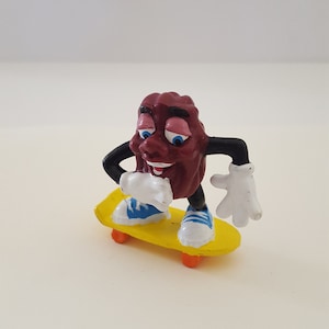 Vintage 1987 California Raisins vinyl figure, skateboarding raisin, good condition.