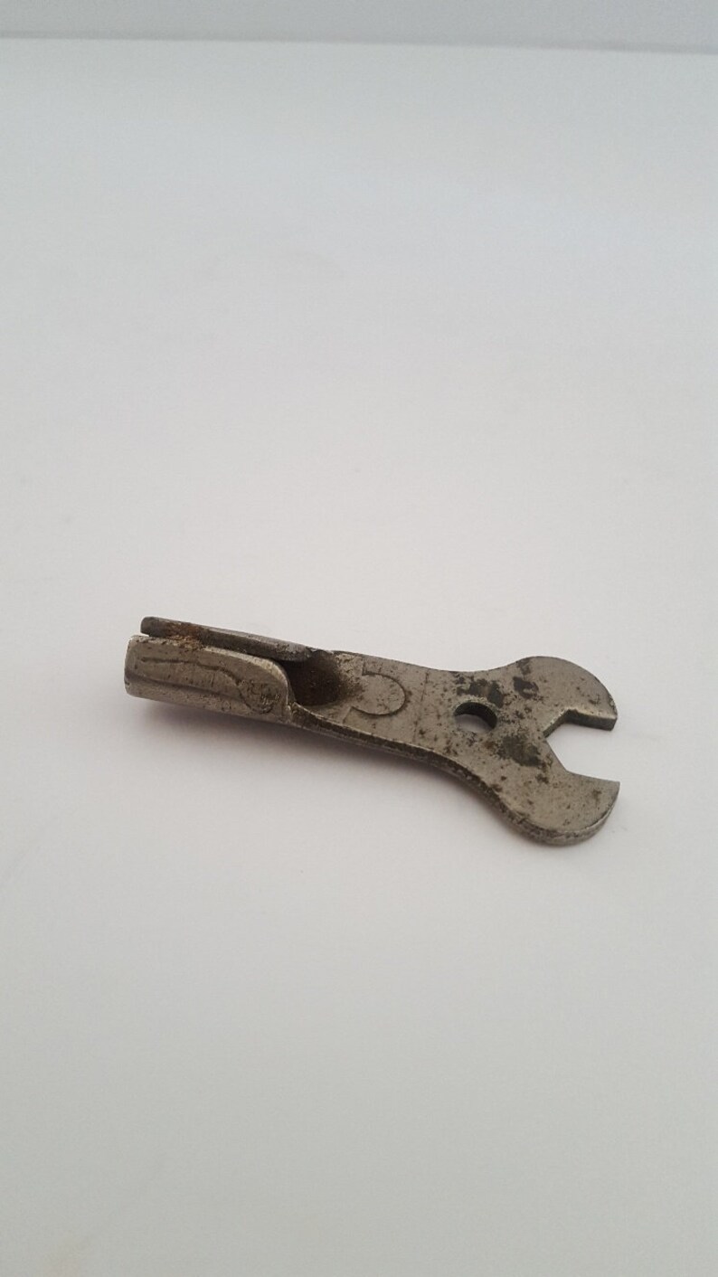unmarked alternate style over most common keys Vintage rolled steel roller skate key