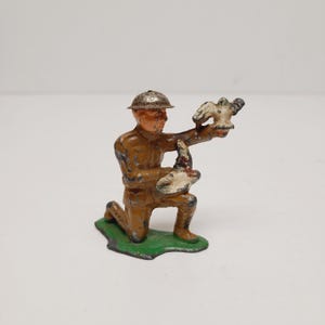 Vintage 1930's Dimestore lead figure B066 pigeon dispatcher toy, good paint with some chips, Manoil/Barclay