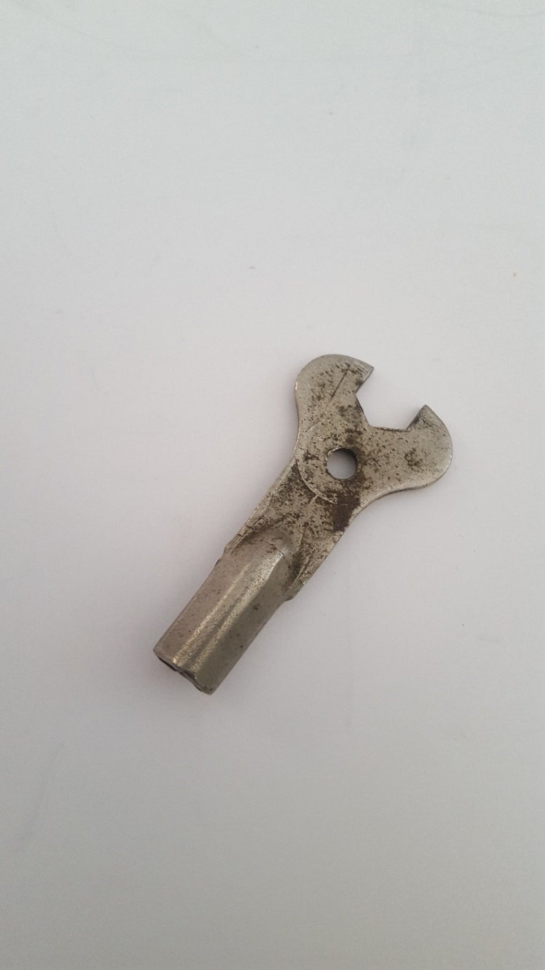 unmarked alternate style over most common keys Vintage rolled steel roller skate key