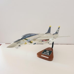 Vintage Mahogany F-14A Tomcat Model: VF-84 Jolly Rogers, USS Nimitz