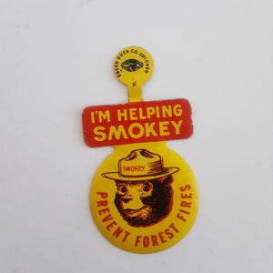 Vintage 1960&#39;s Smokey Bear &quot;I&#39;m Helping Smokey Prevent Forest Fires&quot; foldover tin graphic button by Green Duck Co. Chicago
