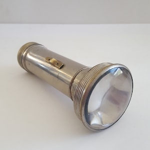 Antique 1915-1918 Eveready Daylo model smooth case flashlight with rounded flawless glass, working condition