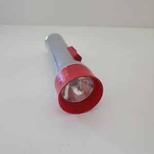Vintage mid 1960&#39;s Eveready Commander No.5251 flashlight, working condition takes 2 D cell batteries not included. Union Carbide St Louis