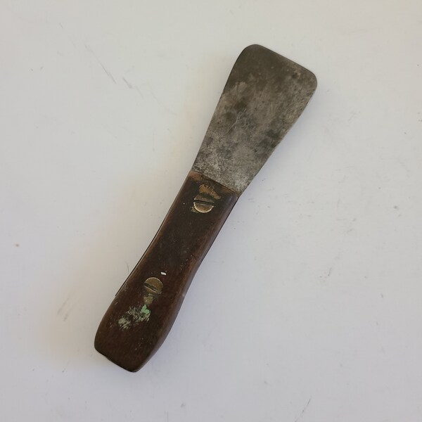 Vintage circa 1950's unmarked quality made stubby putty knife, hardwood handle with 2 brass screws, stiff blade 1 9/16" may be a chipper"