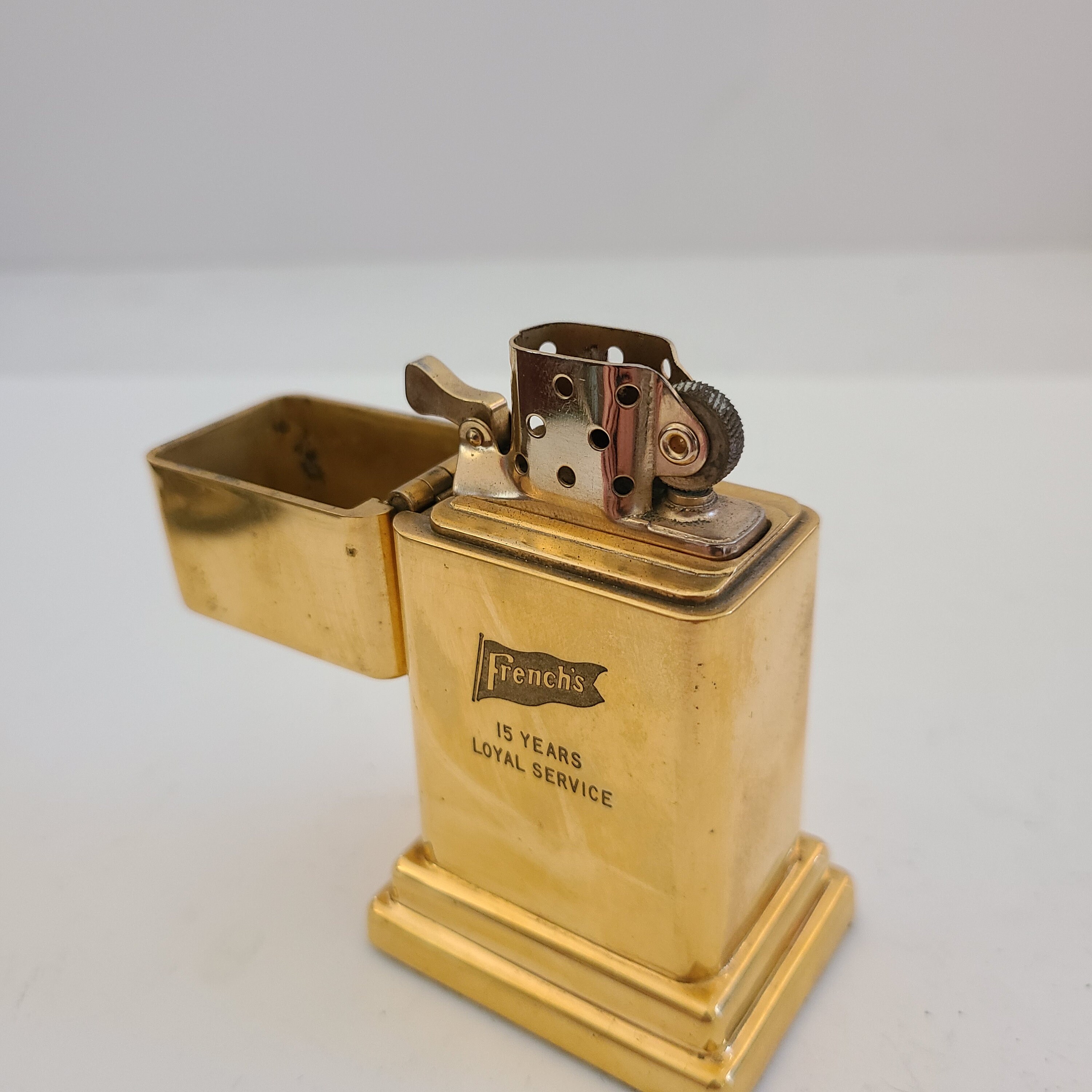 Chiroyli yosh qoramagiz bir yigitga minatka berdi