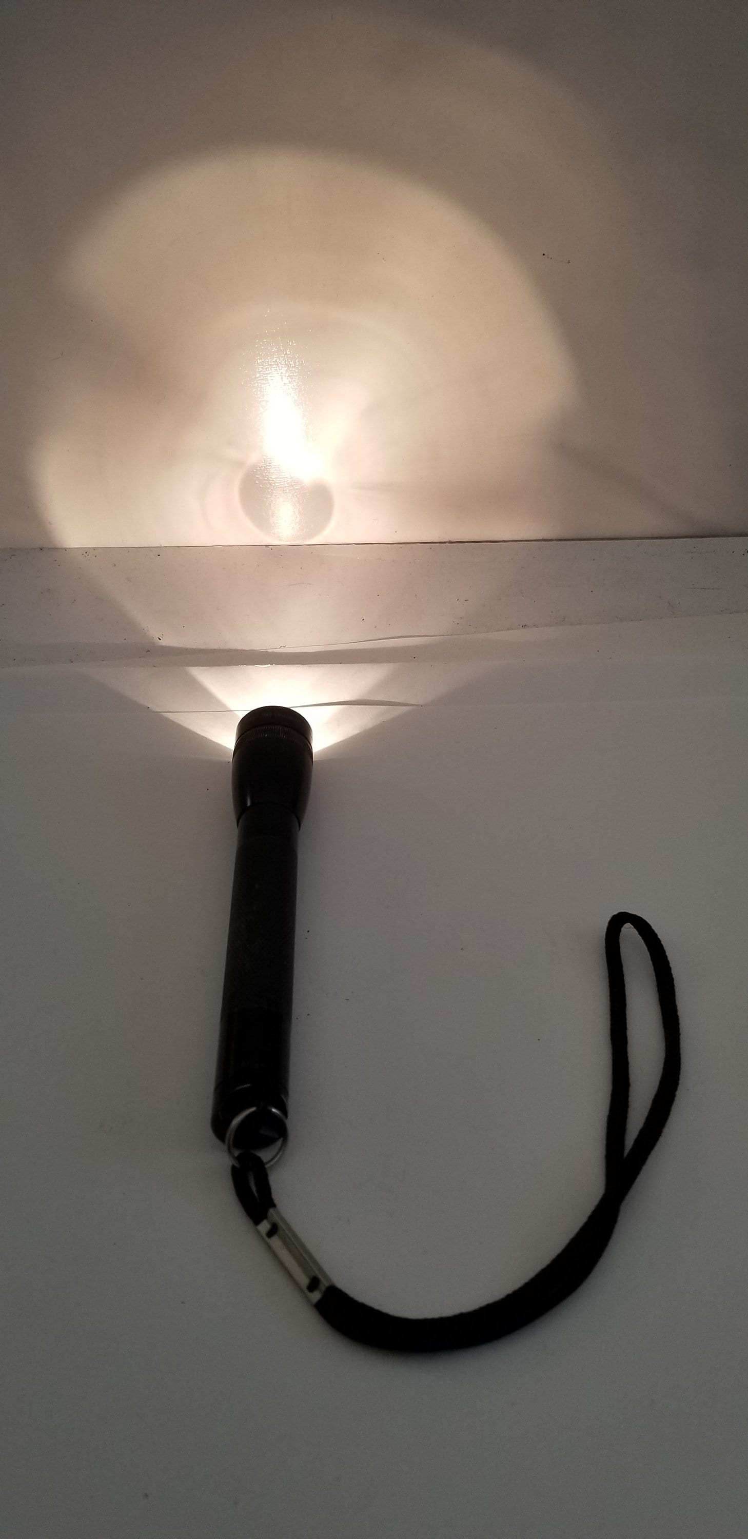 Lampe Torche Vintage Mag-Lite Noire Aluminium – Fabriquée Aux USA – Occasion