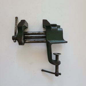 Vintage 1960&#39;s No.14 small bench/table top vise, green paint with 1 3/4&quot; opening, small anvil with no maker, excellent craftsmanship