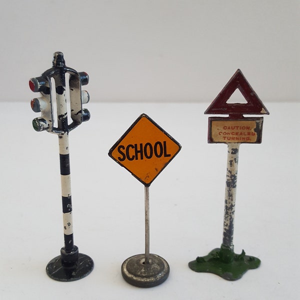 Vintage lot of 3 Railroad and traffic signs and signal for scale model towns, Lionel, American Flyer good condition circa 1930's