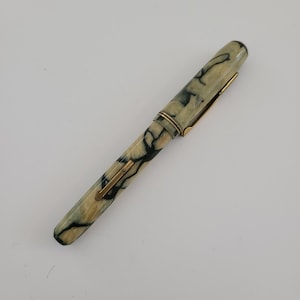Vintage circa 1930&#39;s celluloid unmarked fountain pen with initials &quot;DES&quot; on the clip, worn stainless 14k gold plate nib, untested