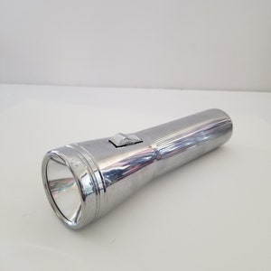 Vintage 1960&#39;s Ray-o-vac Made in USA  flashlight, working condition takes 2 D cells not included. Nice condition