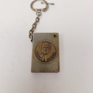Vintage late 1960&#39;s keychain Bible verse booklet Oral Roberts Uninversity Prayer Tower, Expect a Miracle.