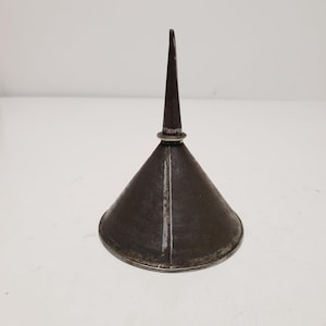 Vintage circa 1930&#39;s cone shaped machinery thumb oiler, oil can short spout good condition, galvanized steel cleaned. Unmarked cool look