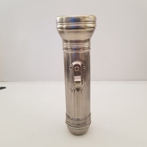 Vintage USALITE unknown decade simple 2D cell flashlight,  working condition with cracked lens see description