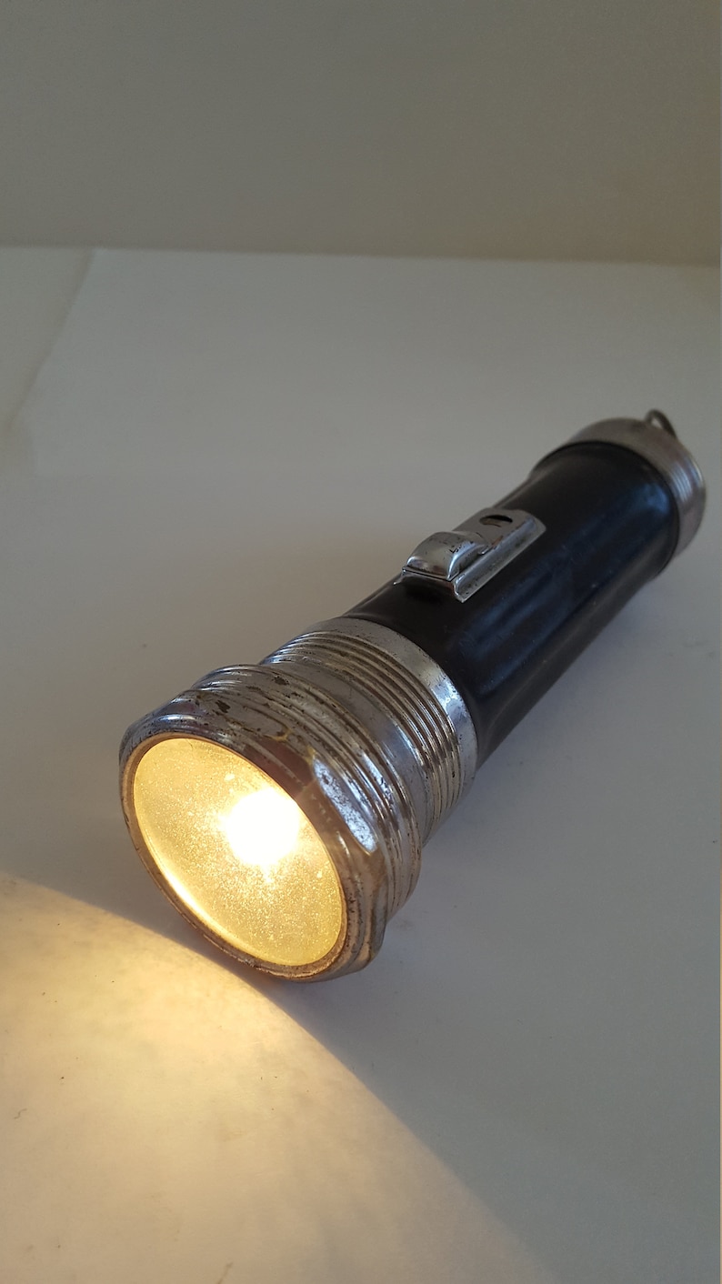 nice look Vintage circa 1925 Ray-o-vac 2 D cell working flashlight Cloud logo shows its age