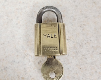 Vintage possibly Antique Yale & Towne Mfg Co solid brass body padlock with one working key