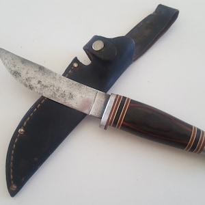 Vintage 1950&#39;s sheath knife, unmarked in black leather sheath with hardwood handles, Bakelite spacers aluminum pommel and guard
