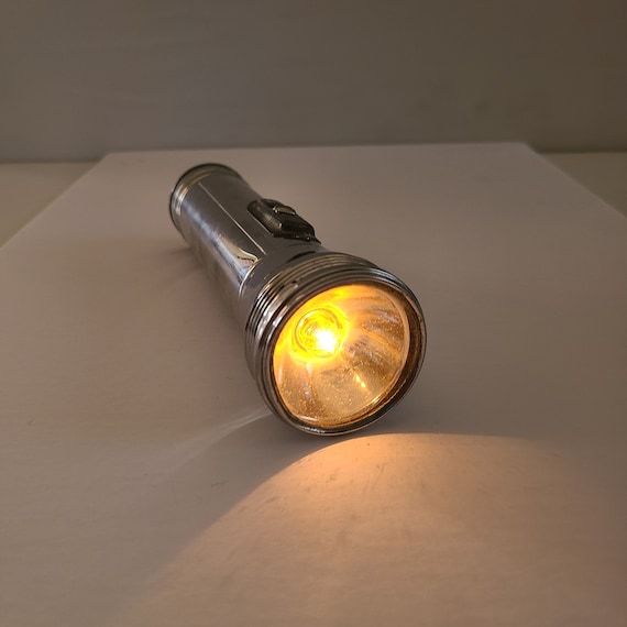 アクセサリー MOONEYES Vintage Flashlight & Holder Vintage Circa 1950's Kwik-lite Flashlight Chrome With With
