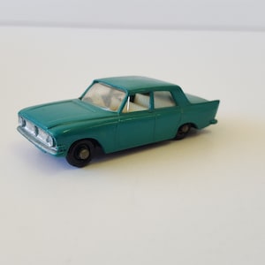 Vintage Matchbox Series No 33 B3 Ford Zephyr 6, Made in England by Lesney Condition 9