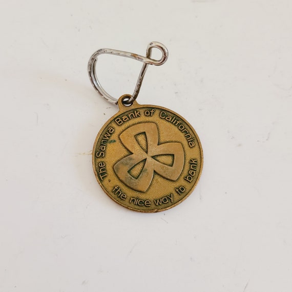 Vintage circa 1980's keyring medallion features t… - image 4